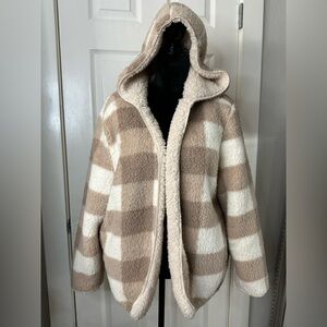 EUC Love tree jacket w/ pockets. No zipper- size small